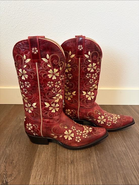 Shyanne Shoes - Beautiful floral embroidered deep red Shyanne cowgirl/cowboy boots